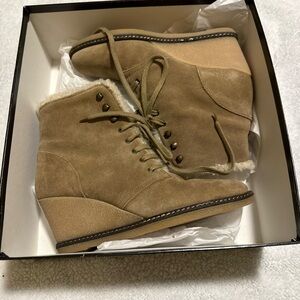 JCrew Macalister Size 8 Women’s Suede Wedge Ankle Boots in Tan